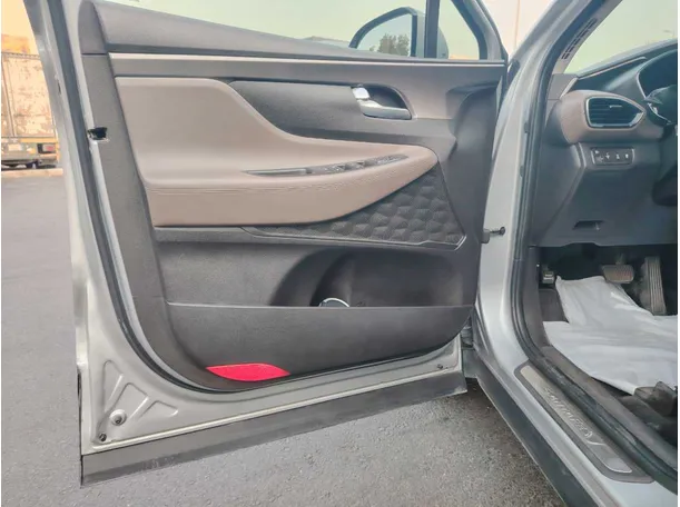 Car image 10