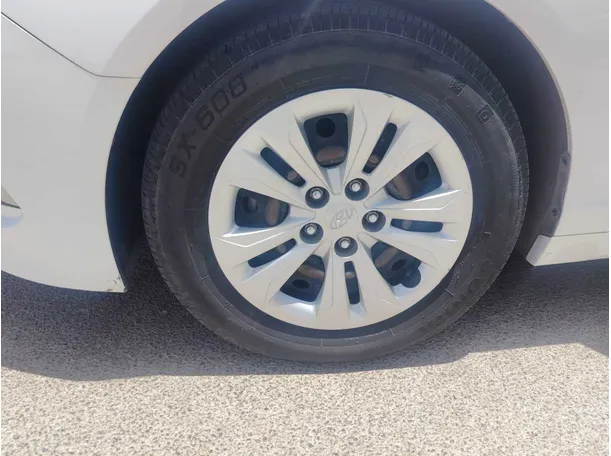 Car image 10