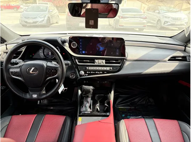 Car image 18