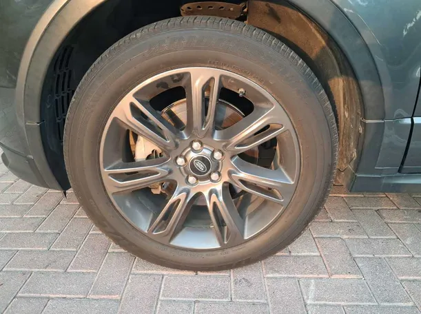 Car image 9