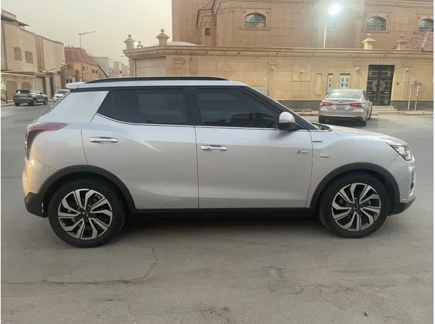 Car image 4
