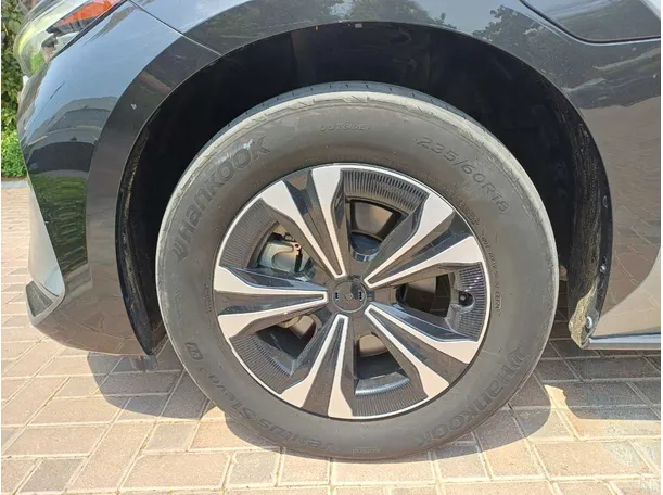 Car image 9
