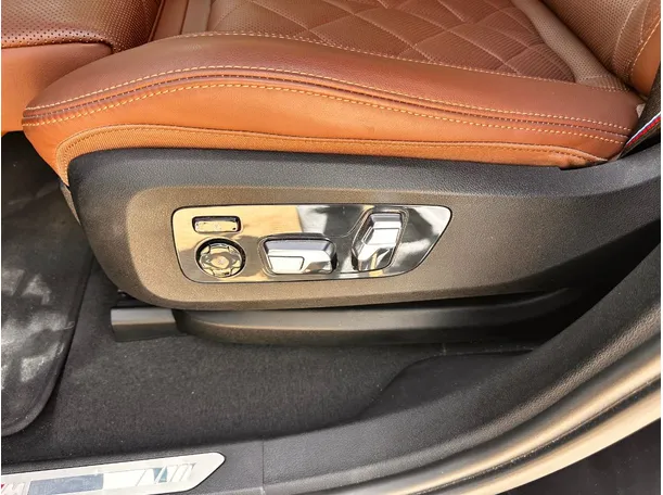 Car image 34