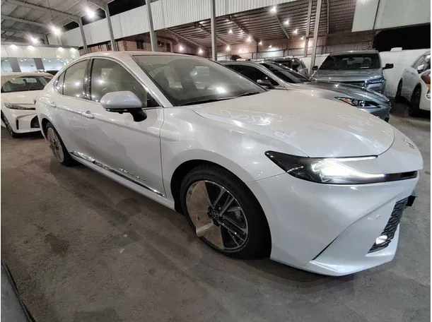 Car image 4