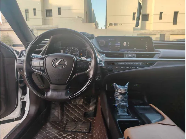 Car image 19