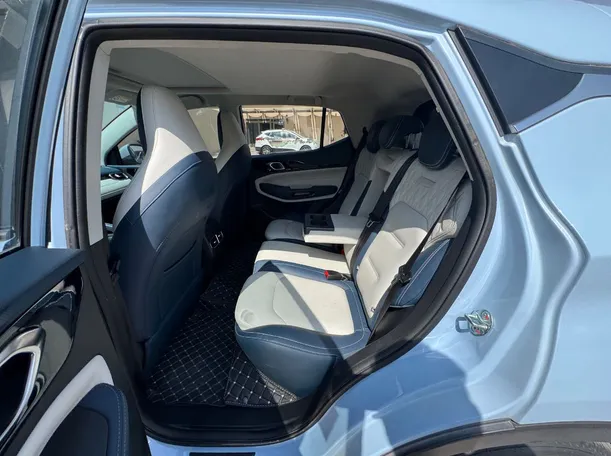 Car image 15
