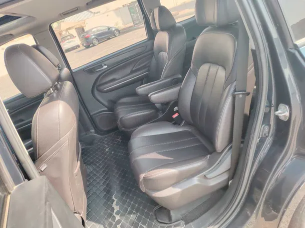 Car image 17