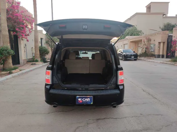 Car image 25
