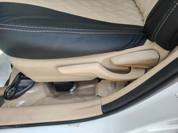 Car image 32