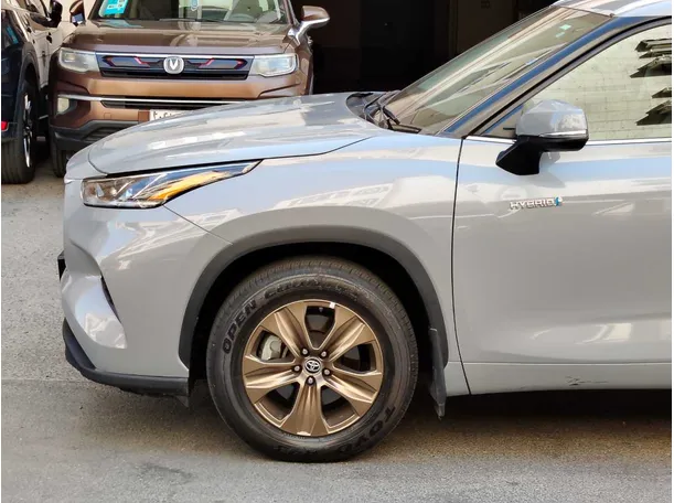 Car image 9