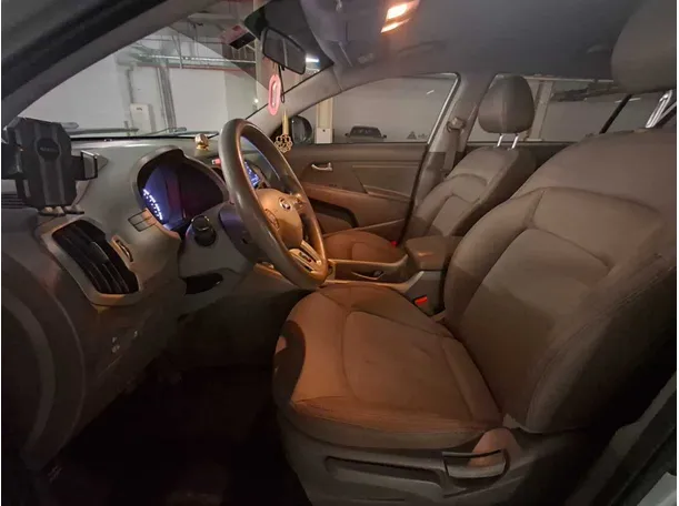 Car image 12