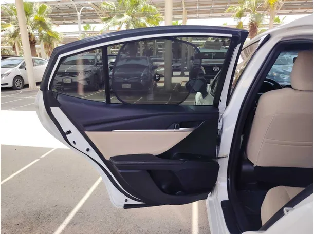 Car image 16