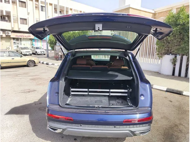 Car image 30