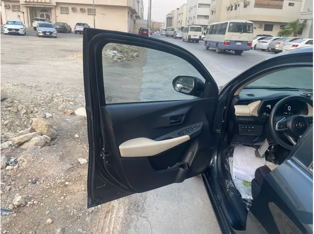 Car image 10
