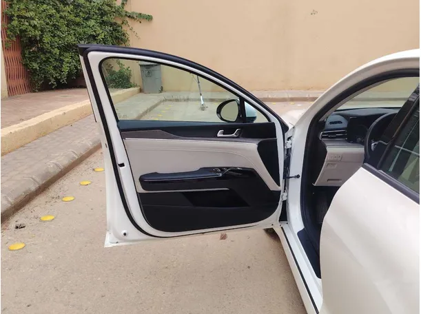 Car image 11