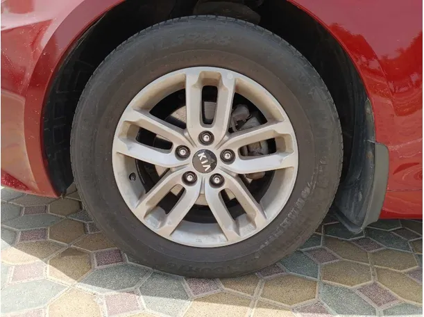 Car image 9
