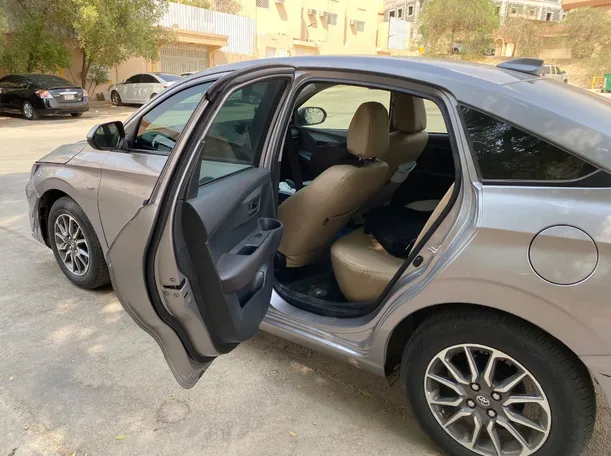 Car image 12