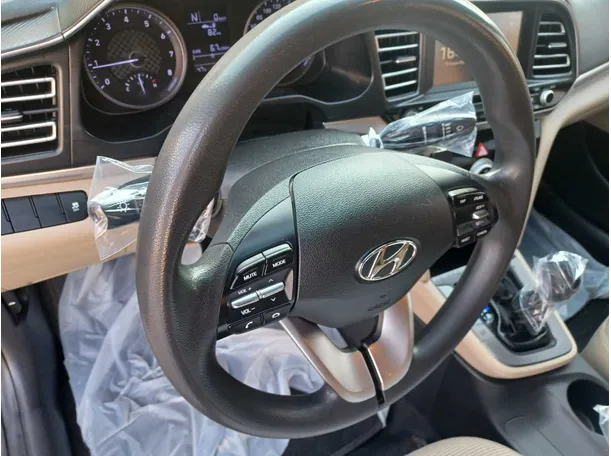 Car image 19