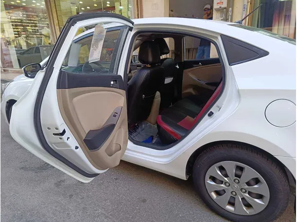 Car image 15