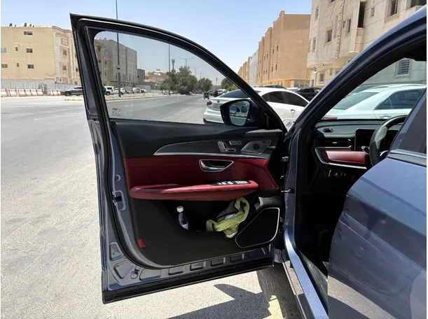 Car image 10