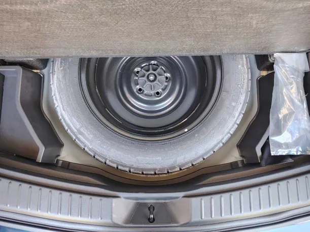 Car image 30