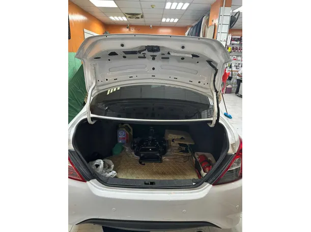 Car image 15