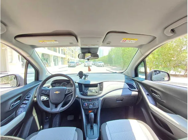 Car image 18