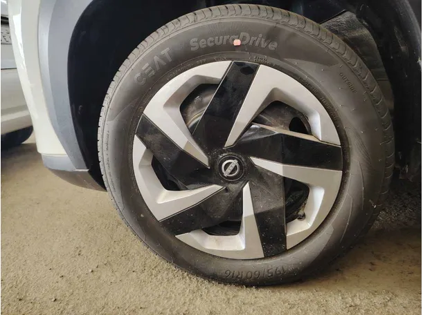 Car image 10