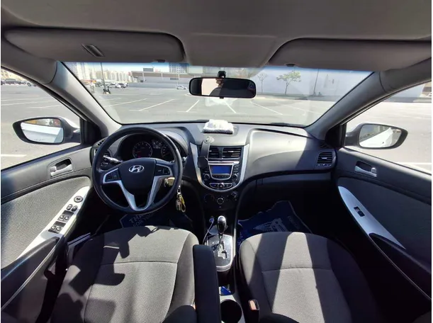 Car image 14