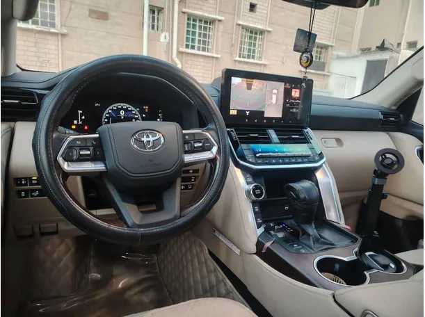 Car image 30