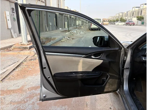Car image 10