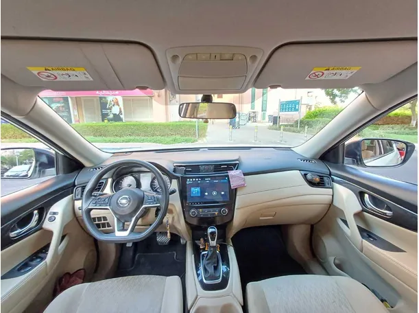 Car image 14