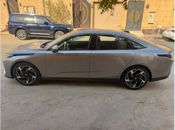 Car image 8