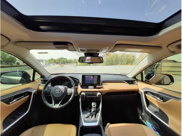 Car image 14