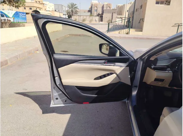 Car image 11