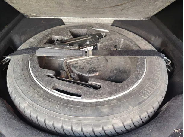 Car image 32
