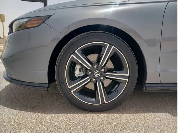 Car image 9