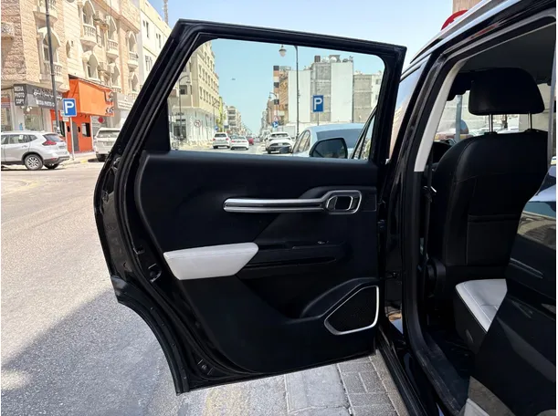 Car image 13