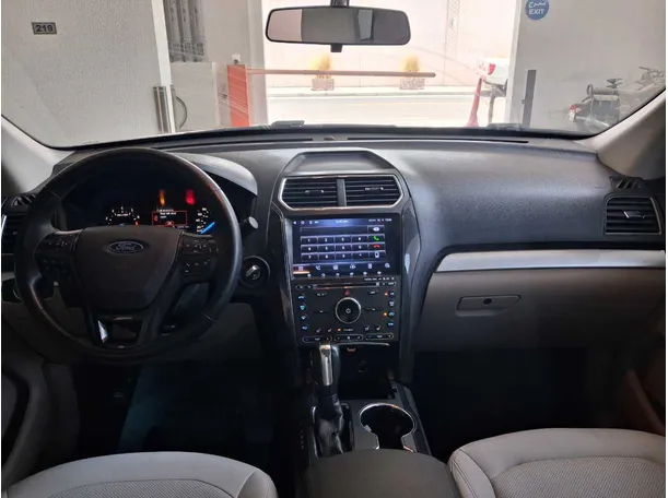 Car image 25