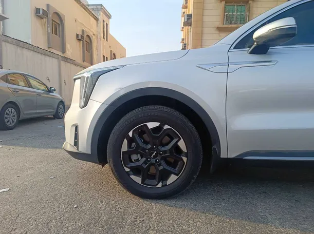 Car image 9