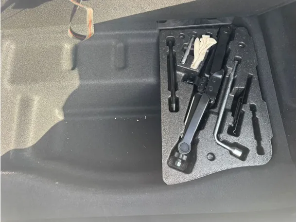 Car image 19