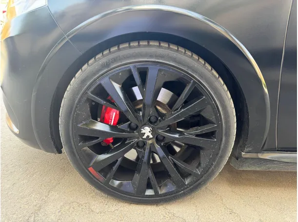 Car image 9