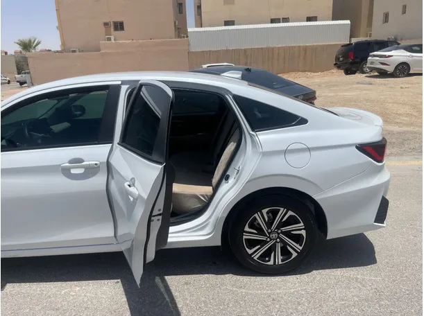 Car image 15