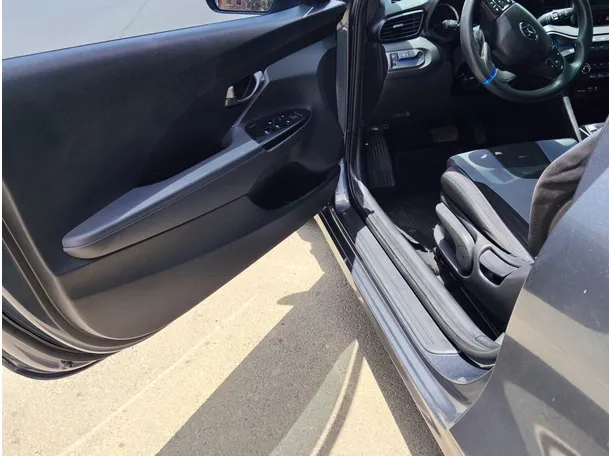 Car image 13