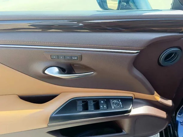 Car image 32