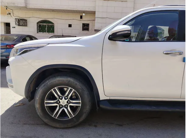 Car image 9
