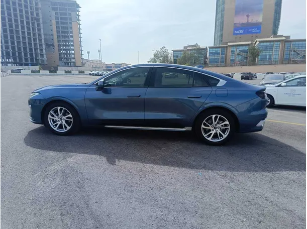 Car image 10