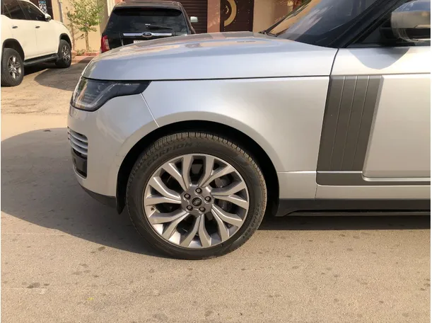 Car image 9