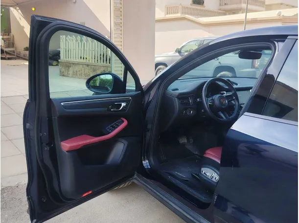 Car image 11