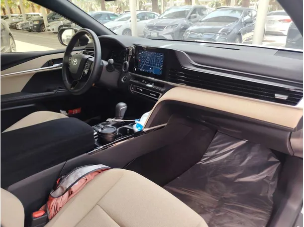 Car image 14